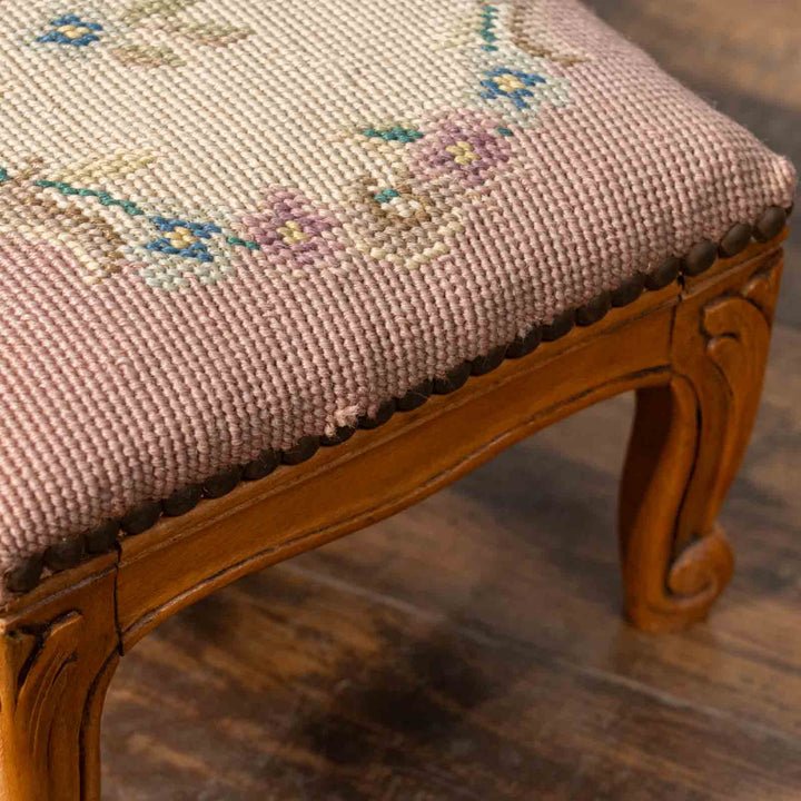 ニードルポイントの華やかな刺繍の座面が魅力的 ビーチ フットスツール[m]