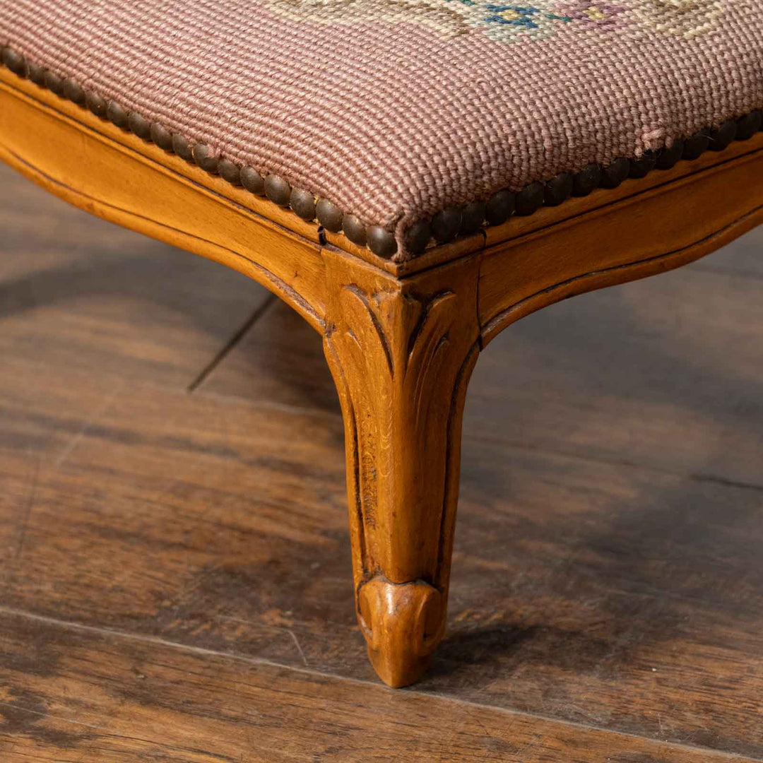 ニードルポイントの華やかな刺繍の座面が魅力的 ビーチ フットスツール[m]