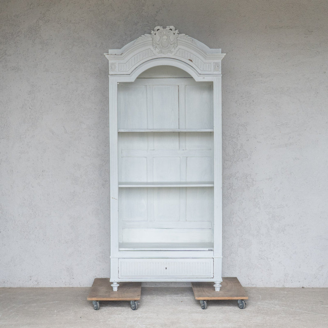 ホワイトペイントにエレガントな装飾が映える ブックシェルフ /23K