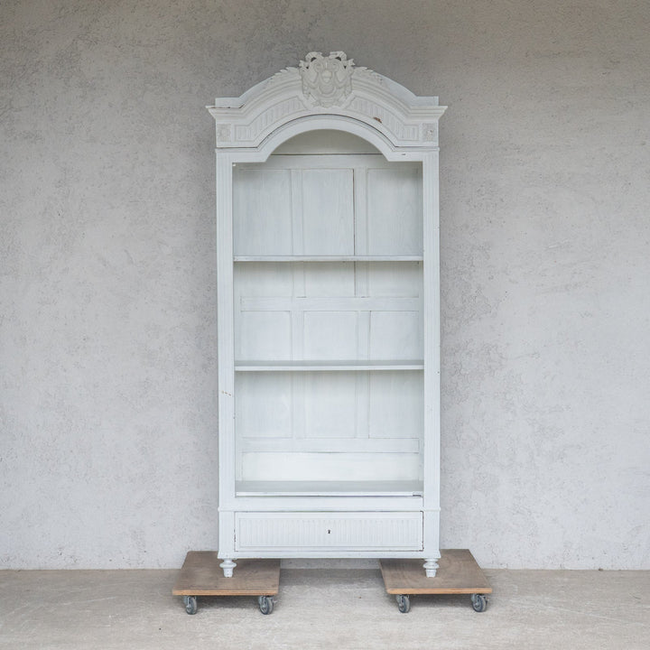 ホワイトペイントにエレガントな装飾が映える ブックシェルフ /23K