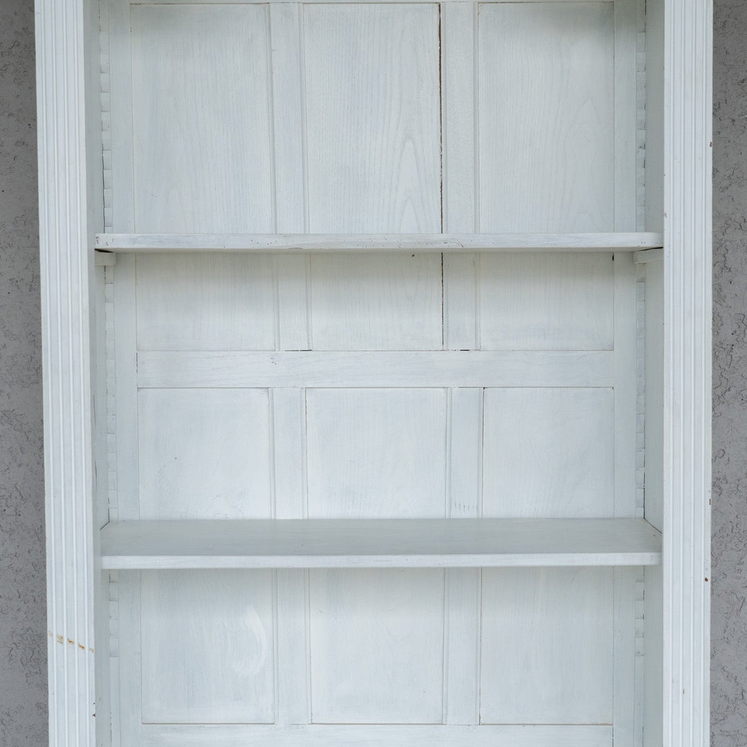 ホワイトペイントにエレガントな装飾が映える ブックシェルフ /23K