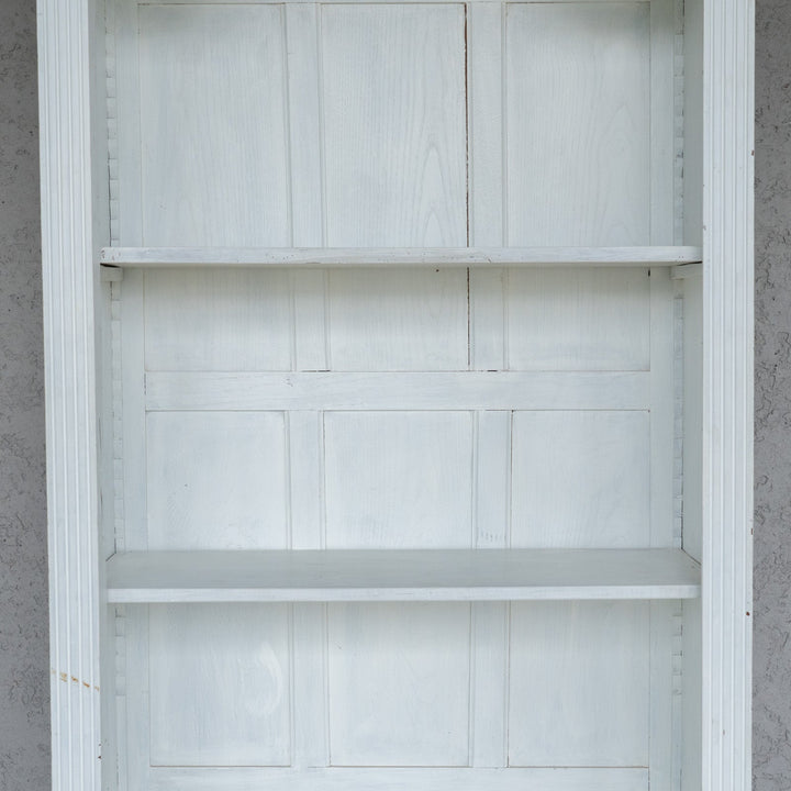 ホワイトペイントにエレガントな装飾が映える ブックシェルフ /23K