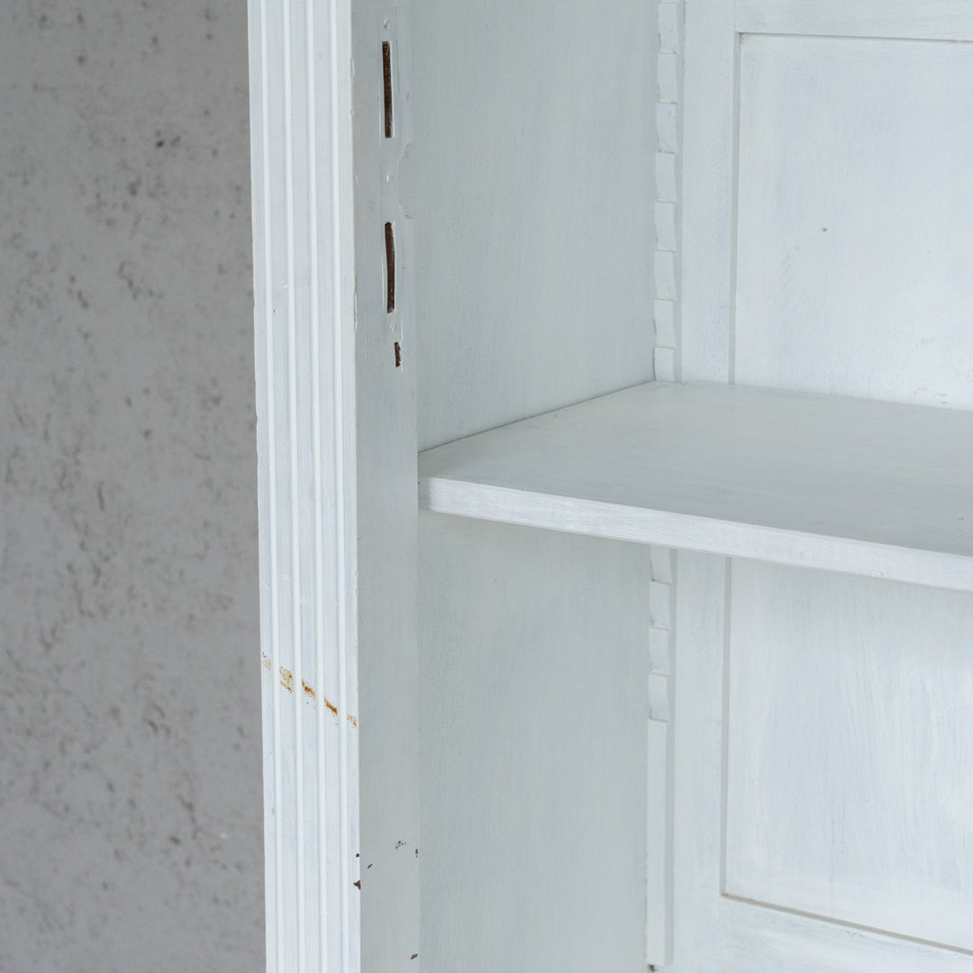 ホワイトペイントにエレガントな装飾が映える ブックシェルフ /23K