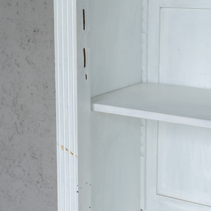 ホワイトペイントにエレガントな装飾が映える ブックシェルフ /23K