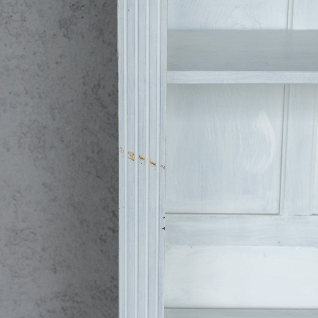 ホワイトペイントにエレガントな装飾が映える ブックシェルフ /23K