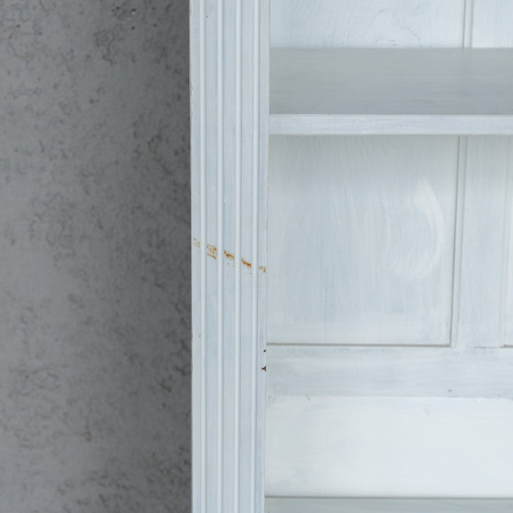 ホワイトペイントにエレガントな装飾が映える ブックシェルフ /23K