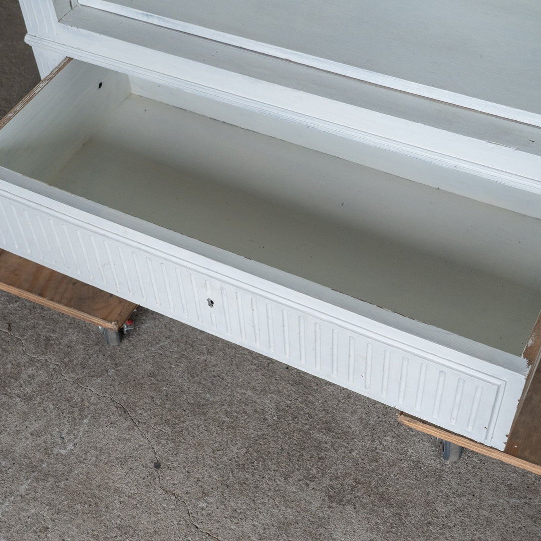 ホワイトペイントにエレガントな装飾が映える ブックシェルフ /23K