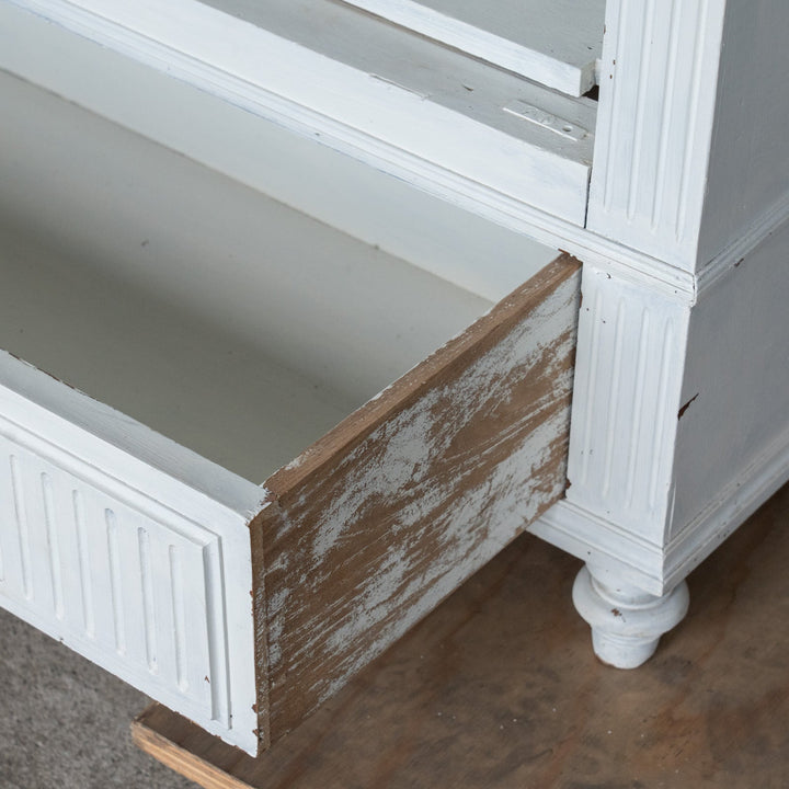 ホワイトペイントにエレガントな装飾が映える ブックシェルフ /23K