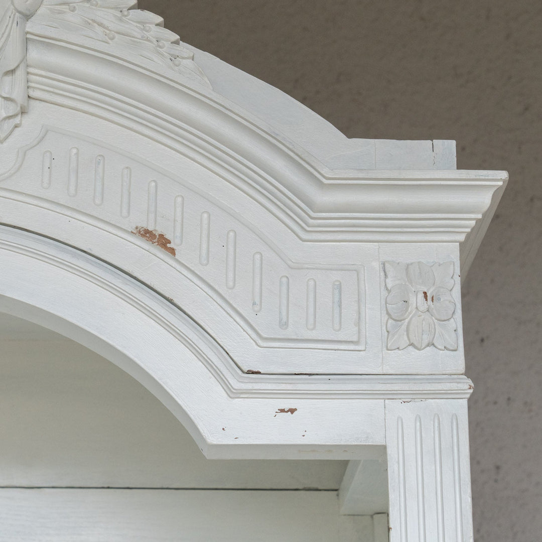 ホワイトペイントにエレガントな装飾が映える ブックシェルフ /23K