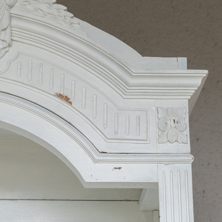 ホワイトペイントにエレガントな装飾が映える ブックシェルフ /23K