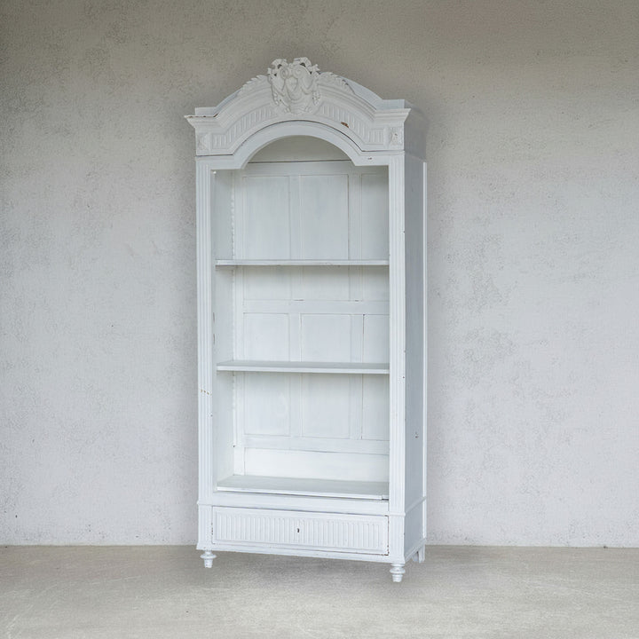 ホワイトペイントにエレガントな装飾が映える ブックシェルフ /23K