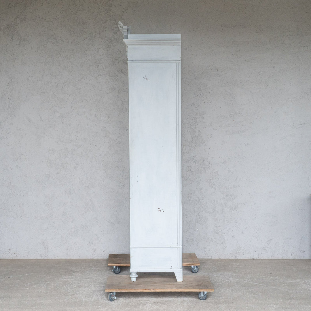 ホワイトペイントにエレガントな装飾が映える ブックシェルフ /23K