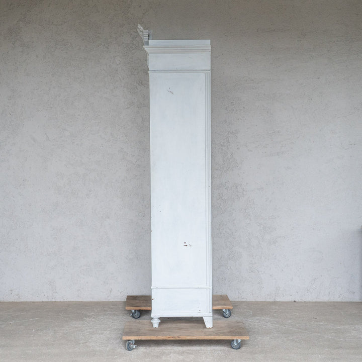 ホワイトペイントにエレガントな装飾が映える ブックシェルフ /23K