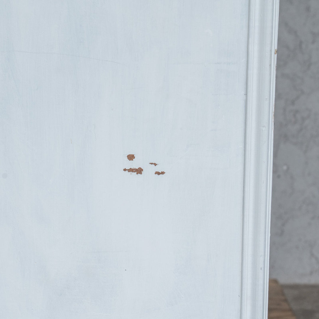 ホワイトペイントにエレガントな装飾が映える ブックシェルフ /23K