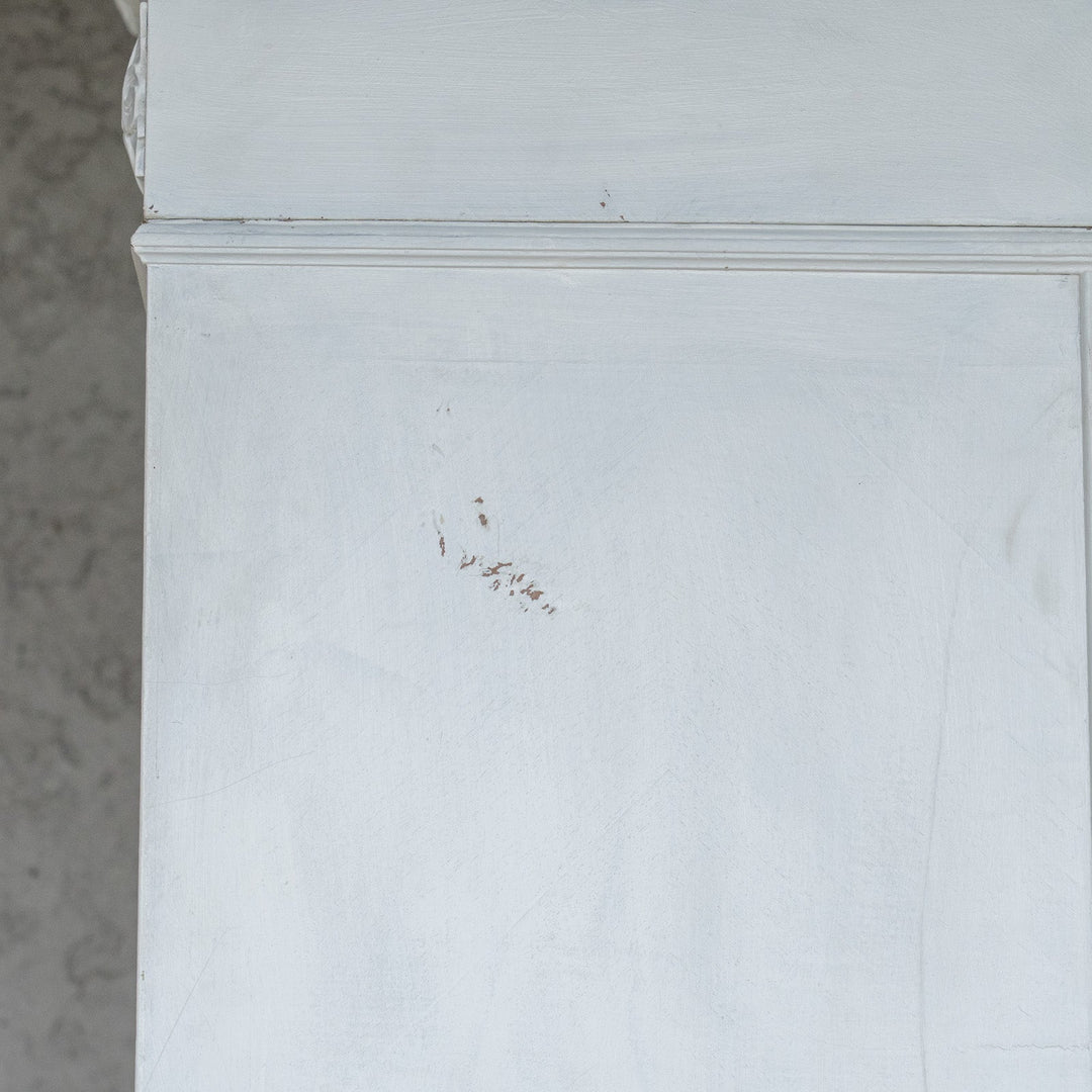 ホワイトペイントにエレガントな装飾が映える ブックシェルフ /23K