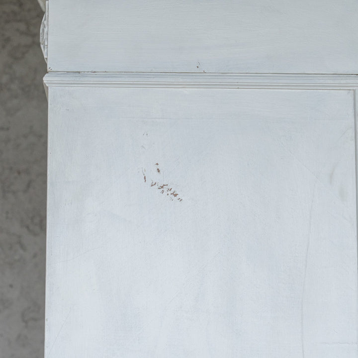 ホワイトペイントにエレガントな装飾が映える ブックシェルフ /23K