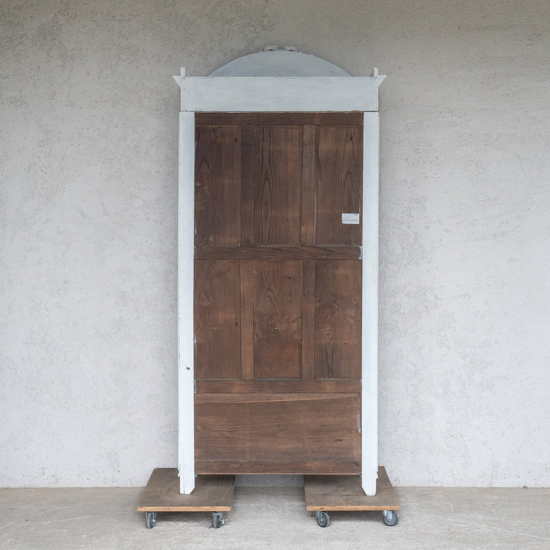 ホワイトペイントにエレガントな装飾が映える ブックシェルフ /23K