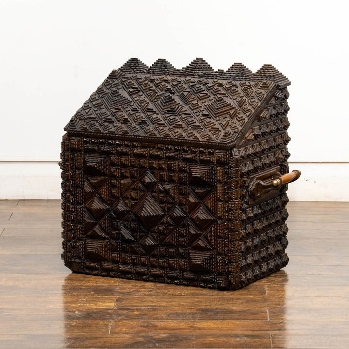 精緻なハンドカービング装飾が見事 トランプアートボックス /23K