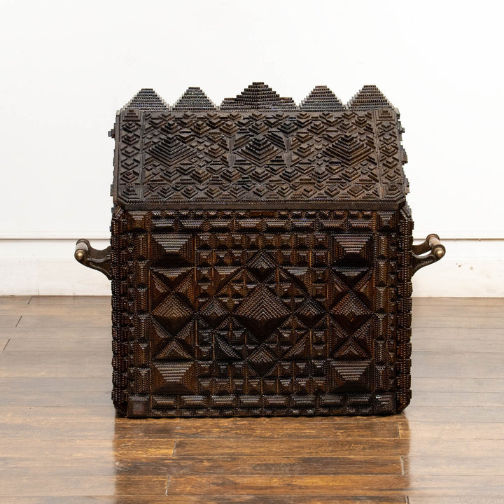 精緻なハンドカービング装飾が見事 トランプアートボックス /23K