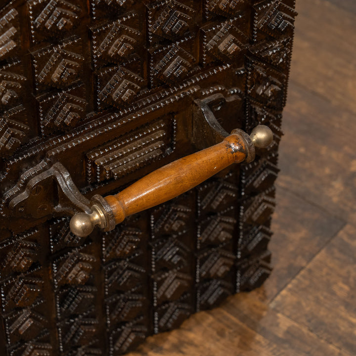 精緻なハンドカービング装飾が見事 トランプアートボックス /23K