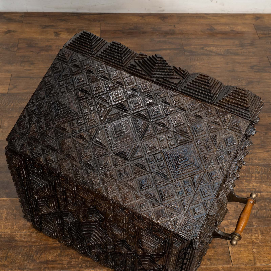 精緻なハンドカービング装飾が見事 トランプアートボックス /23K