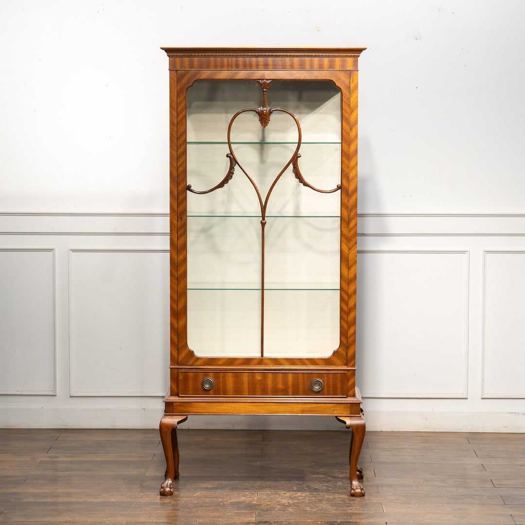 扉の装飾やクロウ&ボールのカブリオールレッグがエレガント ガラスキャビネット /23K