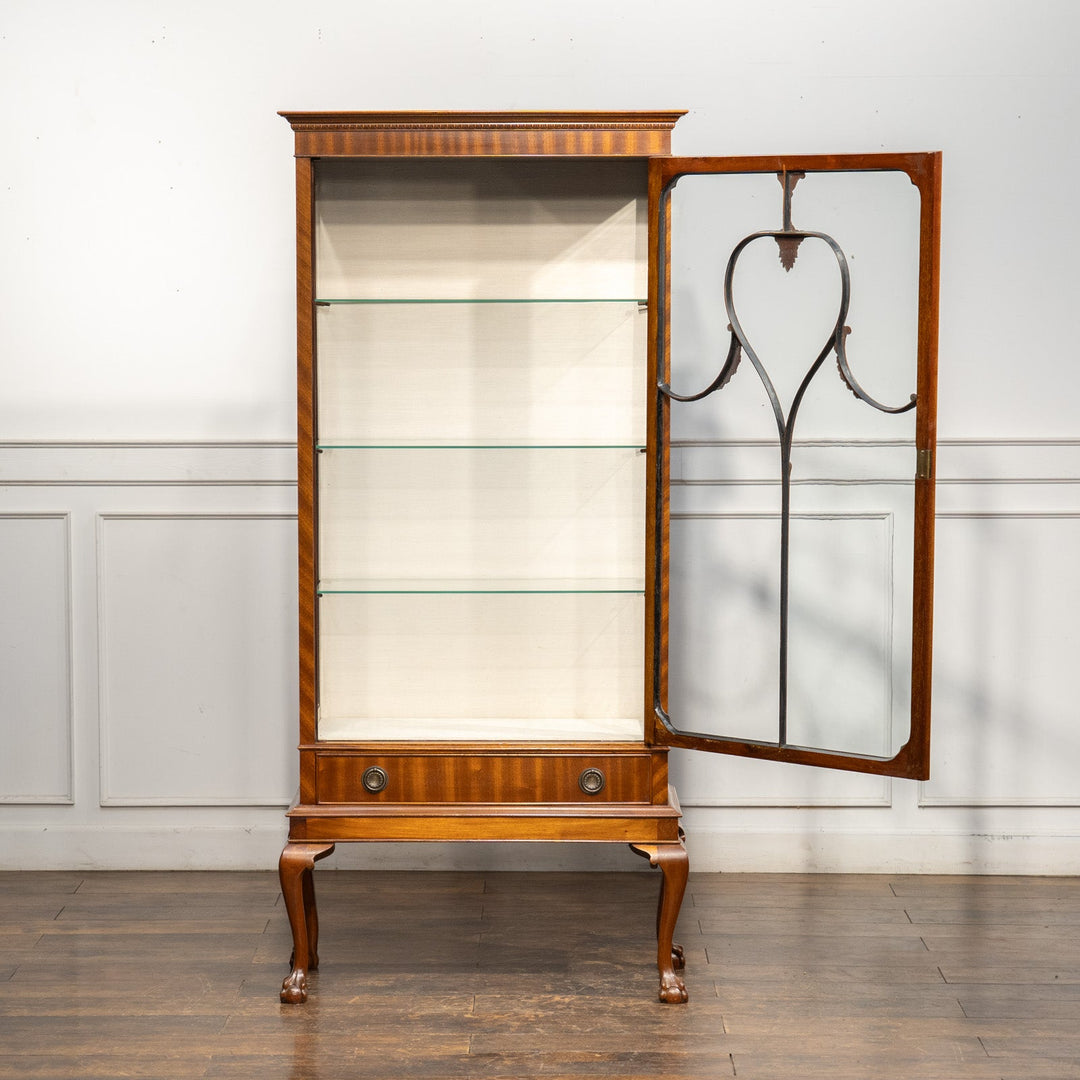 扉の装飾やクロウ&ボールのカブリオールレッグがエレガント ガラスキャビネット /23K