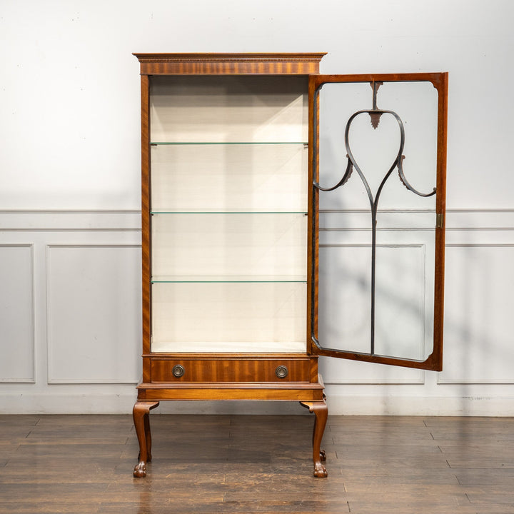 扉の装飾やクロウ&ボールのカブリオールレッグがエレガント ガラスキャビネット /23K