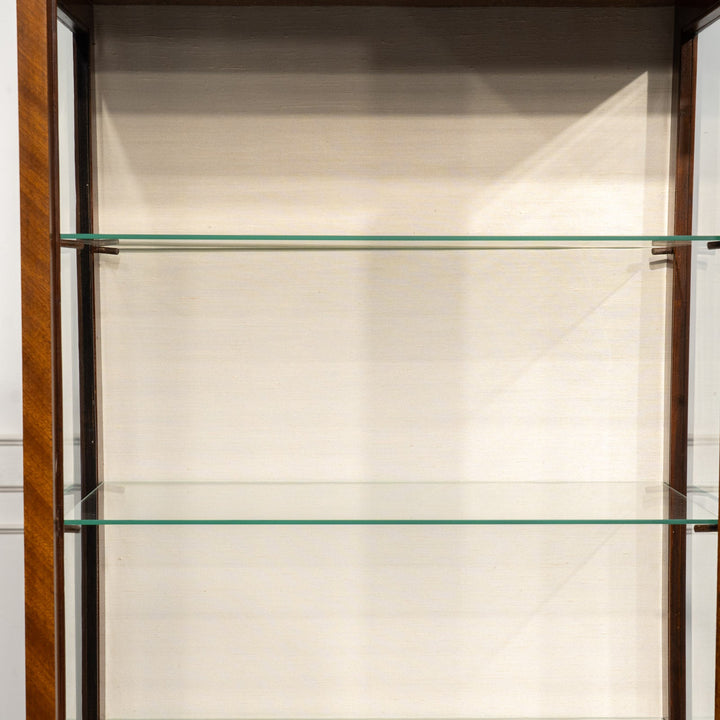 扉の装飾やクロウ&ボールのカブリオールレッグがエレガント ガラスキャビネット /23K