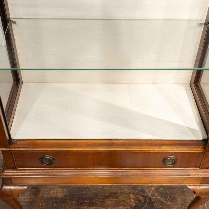 扉の装飾やクロウ&ボールのカブリオールレッグがエレガント ガラスキャビネット /23K