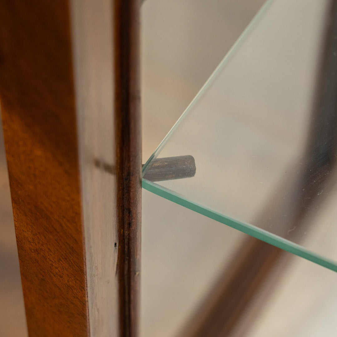 扉の装飾やクロウ&ボールのカブリオールレッグがエレガント ガラスキャビネット /23K