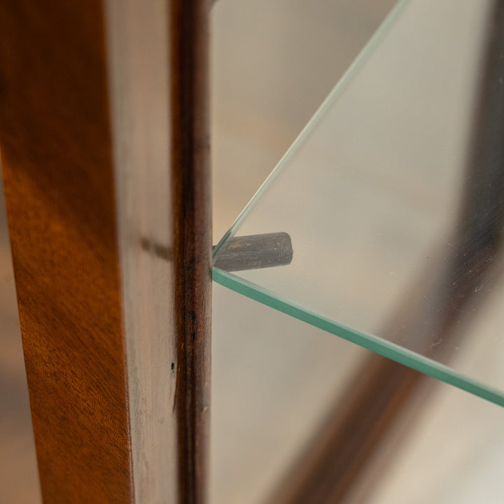 扉の装飾やクロウ&ボールのカブリオールレッグがエレガント ガラスキャビネット /23K