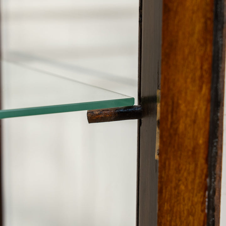 扉の装飾やクロウ&ボールのカブリオールレッグがエレガント ガラスキャビネット /23K