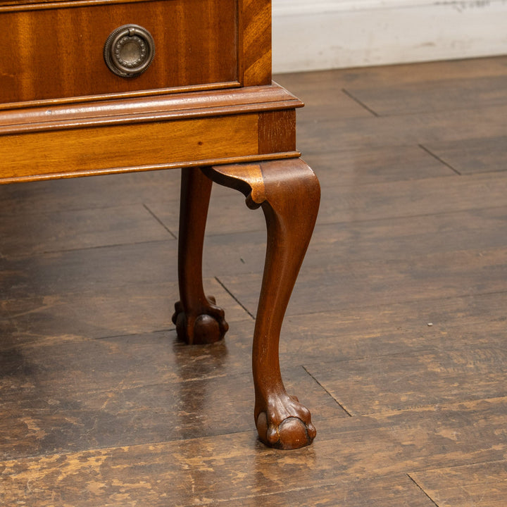 扉の装飾やクロウ&ボールのカブリオールレッグがエレガント ガラスキャビネット /23K