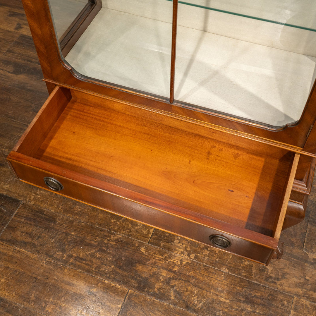 扉の装飾やクロウ&ボールのカブリオールレッグがエレガント ガラスキャビネット /23K