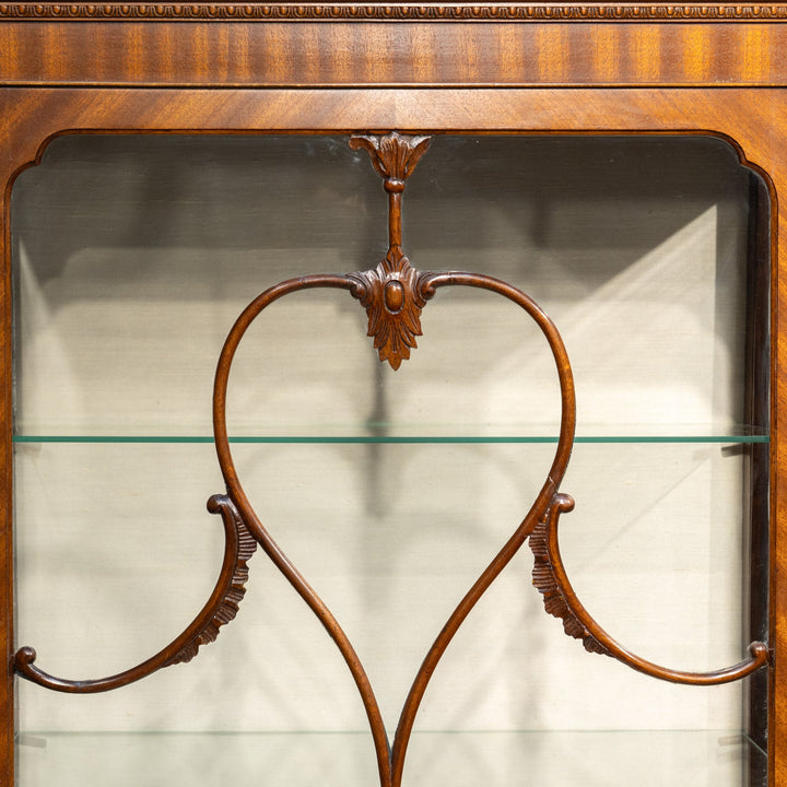 扉の装飾やクロウ&ボールのカブリオールレッグがエレガント ガラスキャビネット /23K