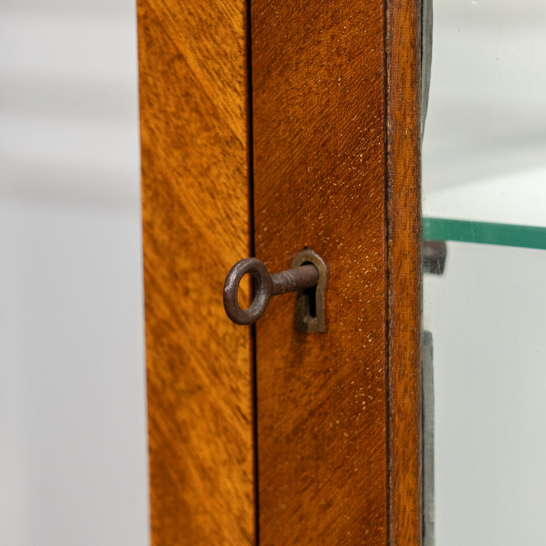 扉の装飾やクロウ&ボールのカブリオールレッグがエレガント ガラスキャビネット /23K