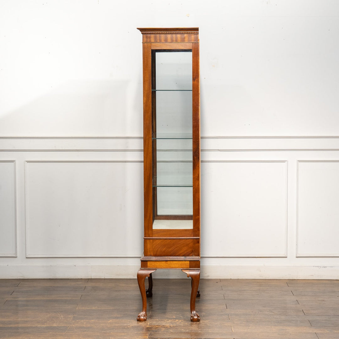 扉の装飾やクロウ&ボールのカブリオールレッグがエレガント ガラスキャビネット /23K