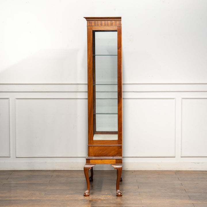 扉の装飾やクロウ&ボールのカブリオールレッグがエレガント ガラスキャビネット /23K