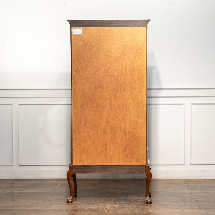 扉の装飾やクロウ&ボールのカブリオールレッグがエレガント ガラスキャビネット /23K