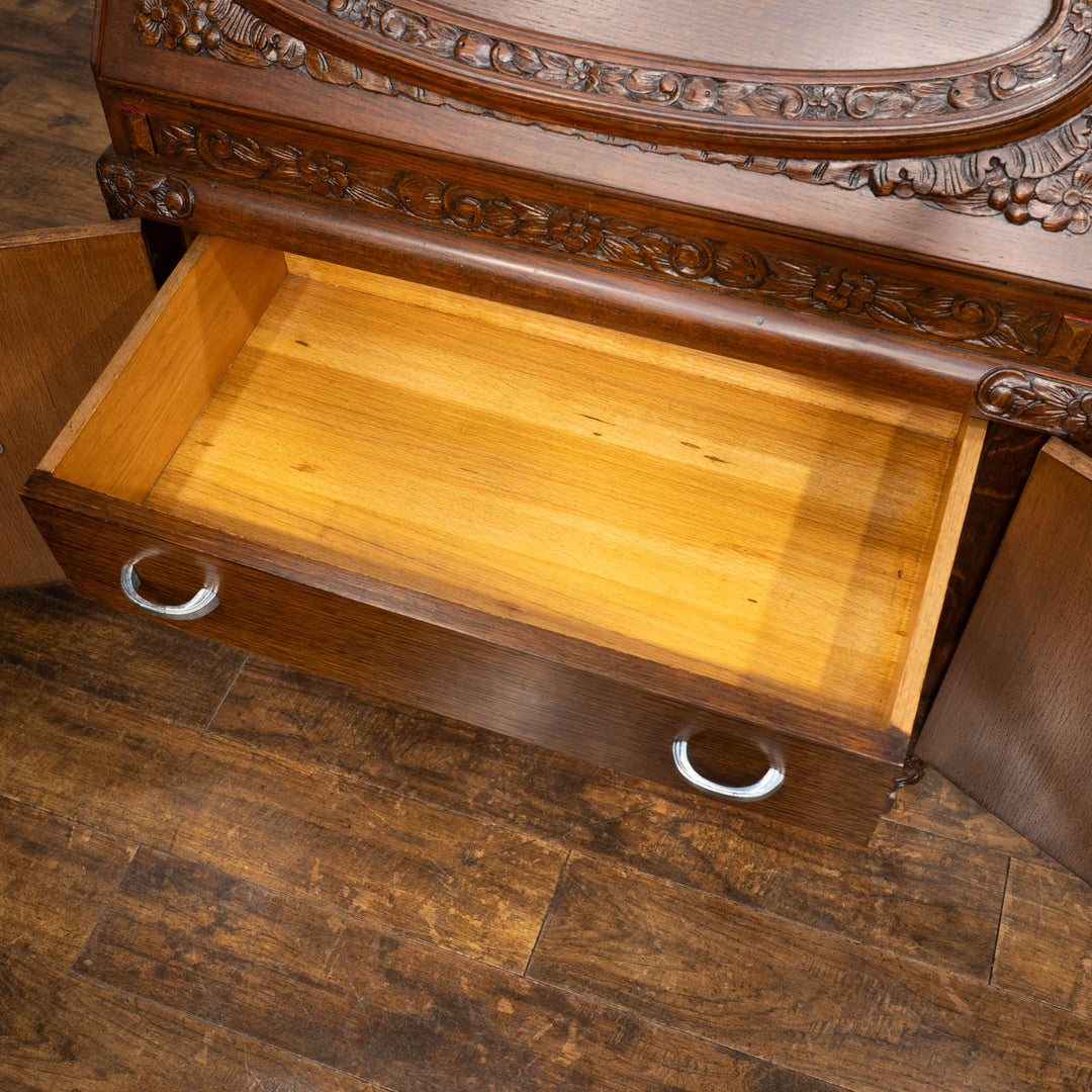 立体感のある花などの装飾が贅沢に施された オーク ライティングビューロー /23K