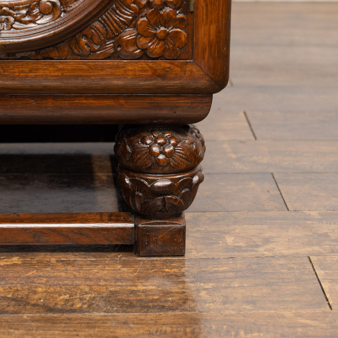 立体感のある花などの装飾が贅沢に施された オーク ライティングビューロー /23K