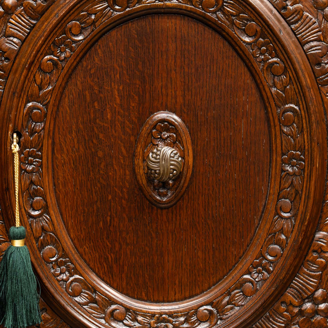 立体感のある花などの装飾が贅沢に施された オーク ライティングビューロー /23K