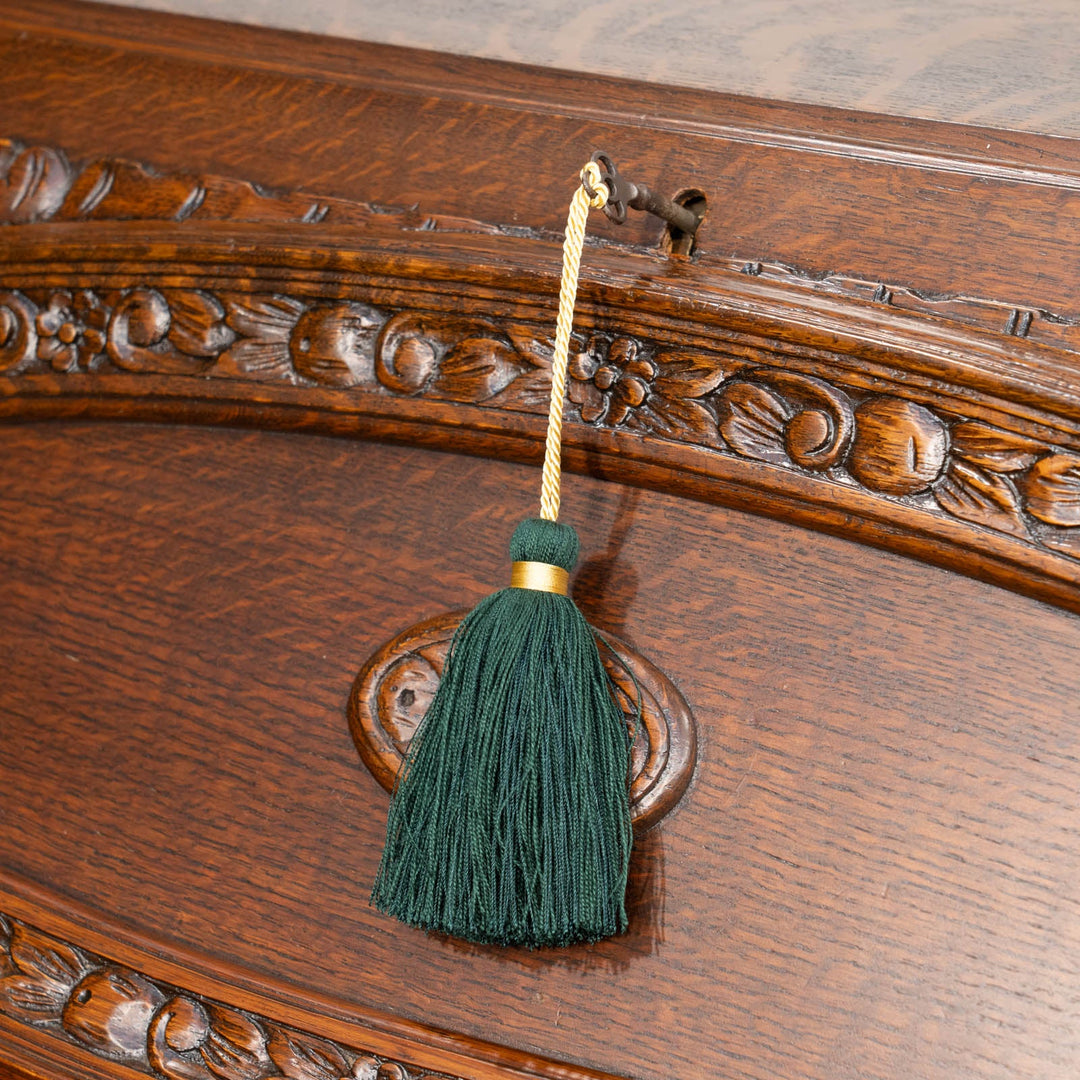 立体感のある花などの装飾が贅沢に施された オーク ライティングビューロー /23K