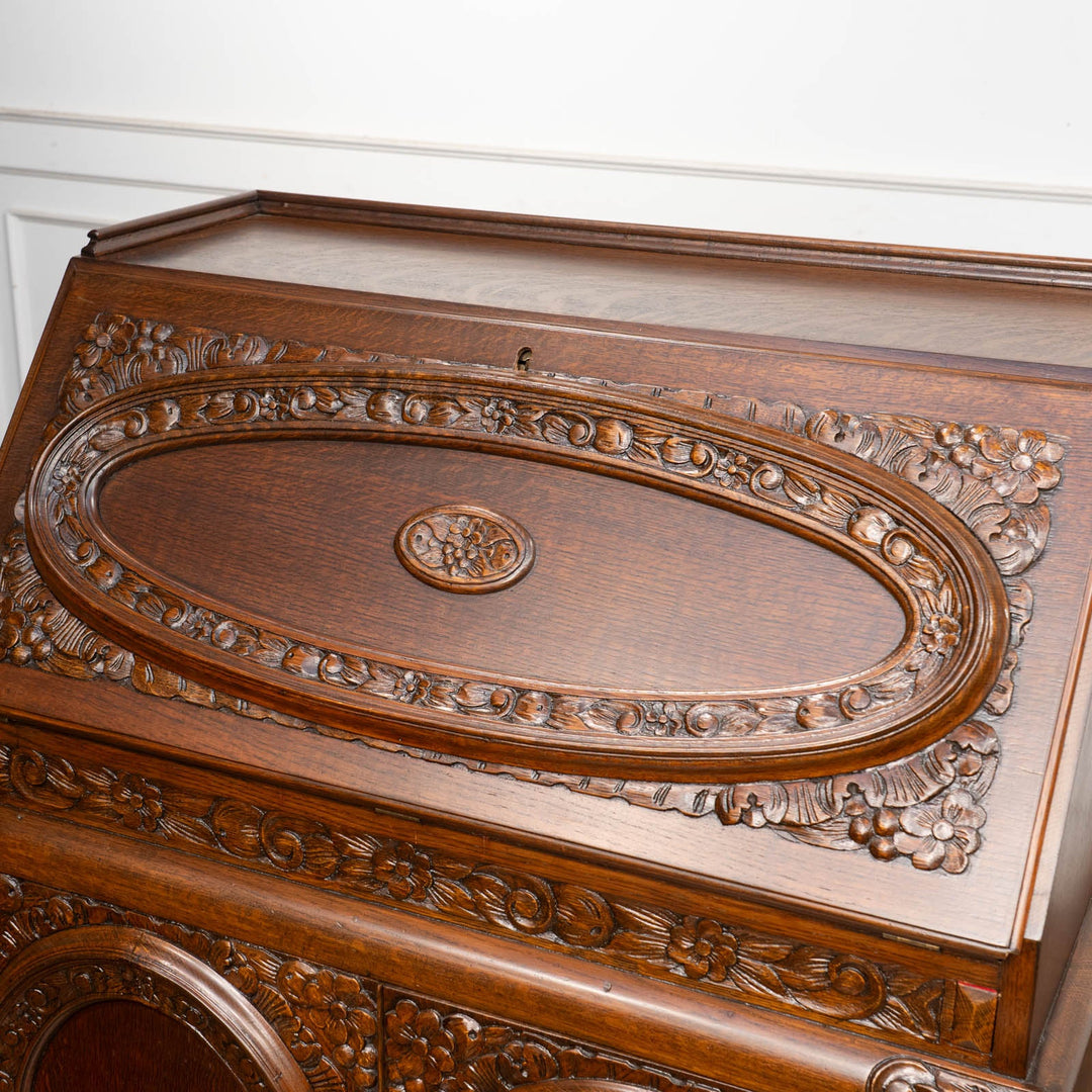 立体感のある花などの装飾が贅沢に施された オーク ライティングビューロー /23K