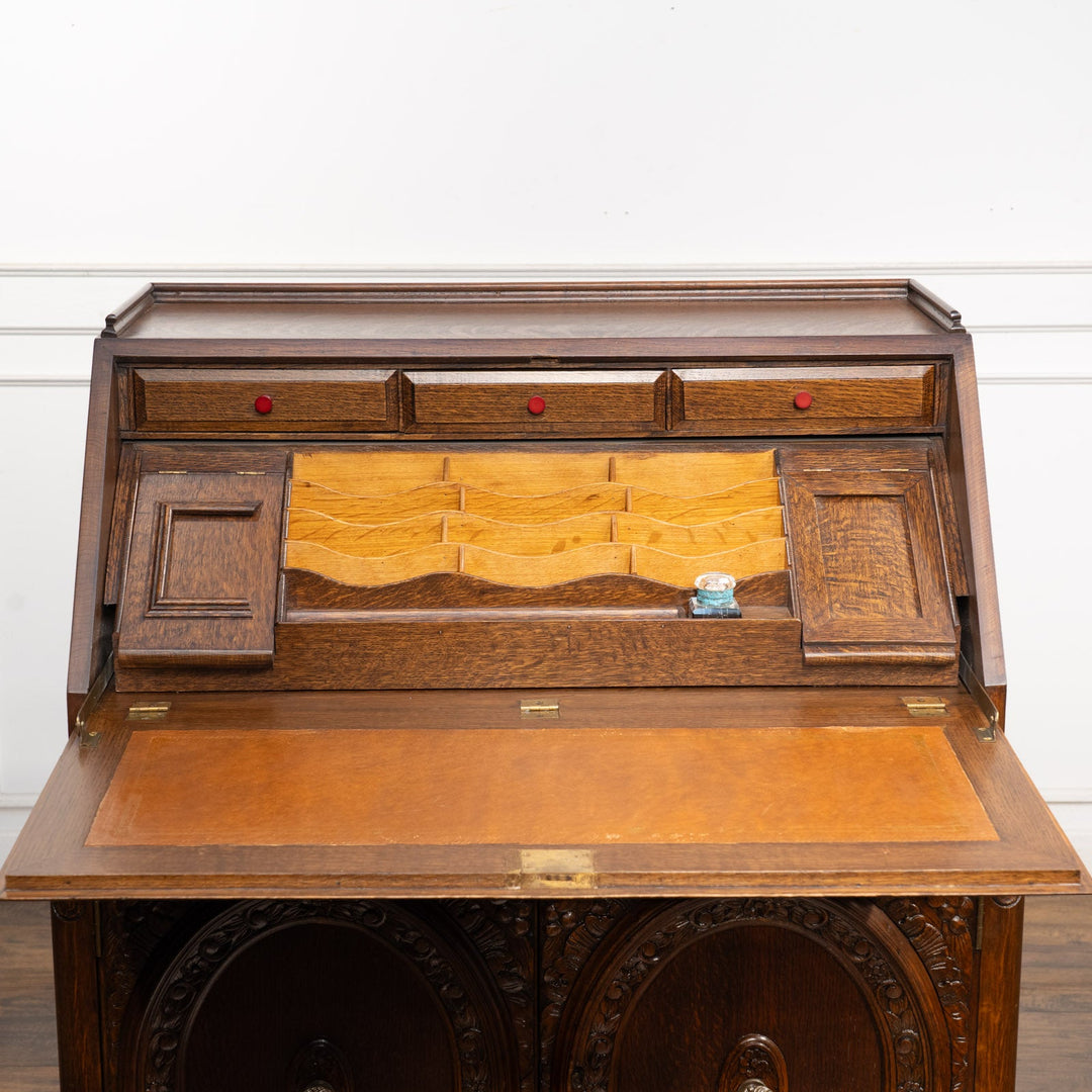 立体感のある花などの装飾が贅沢に施された オーク ライティングビューロー /23K