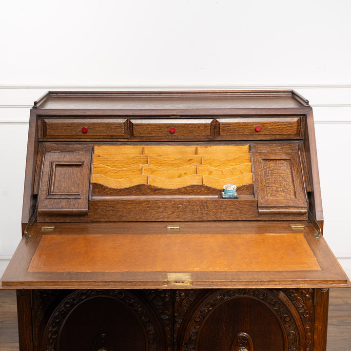 立体感のある花などの装飾が贅沢に施された オーク ライティングビューロー /23K