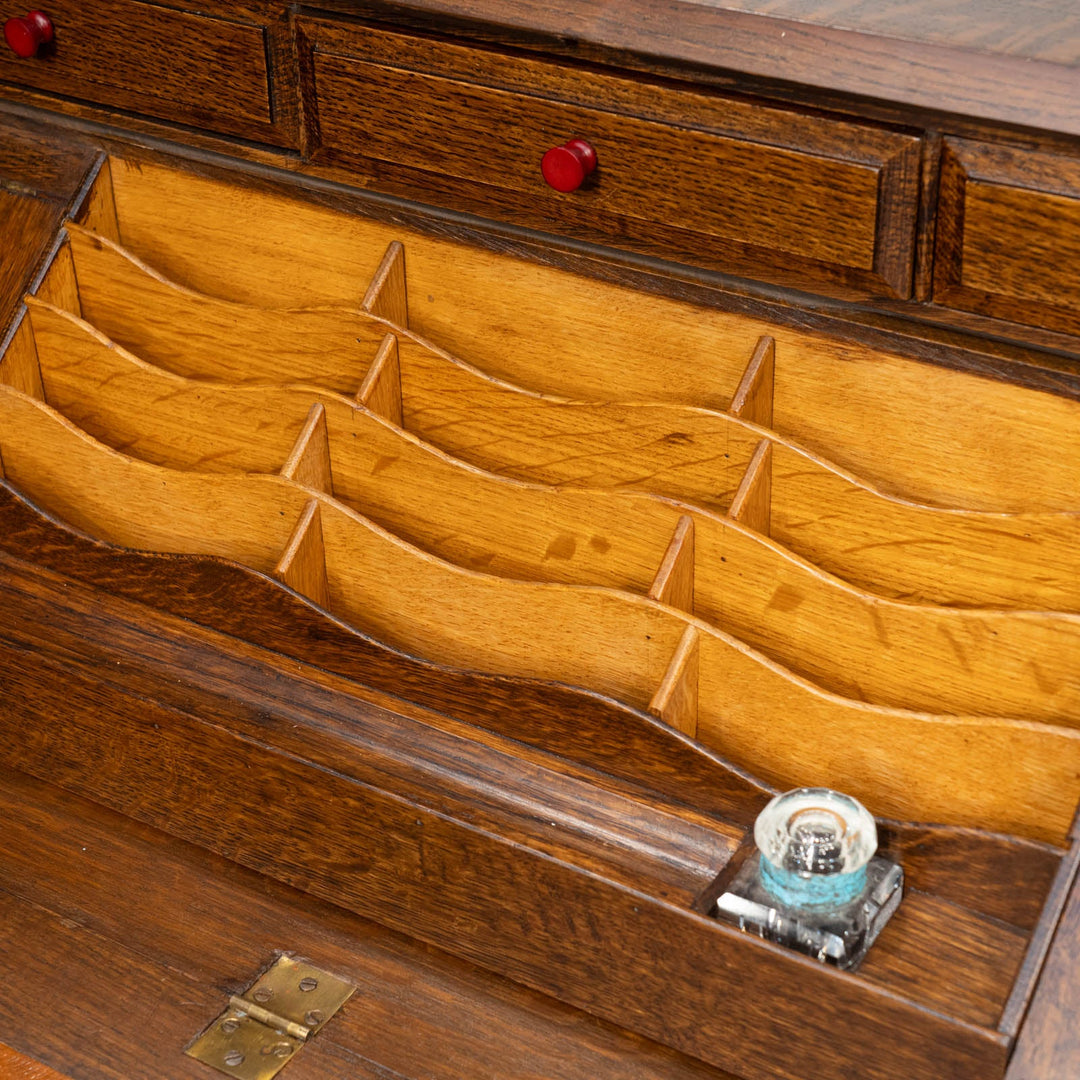 立体感のある花などの装飾が贅沢に施された オーク ライティングビューロー /23K