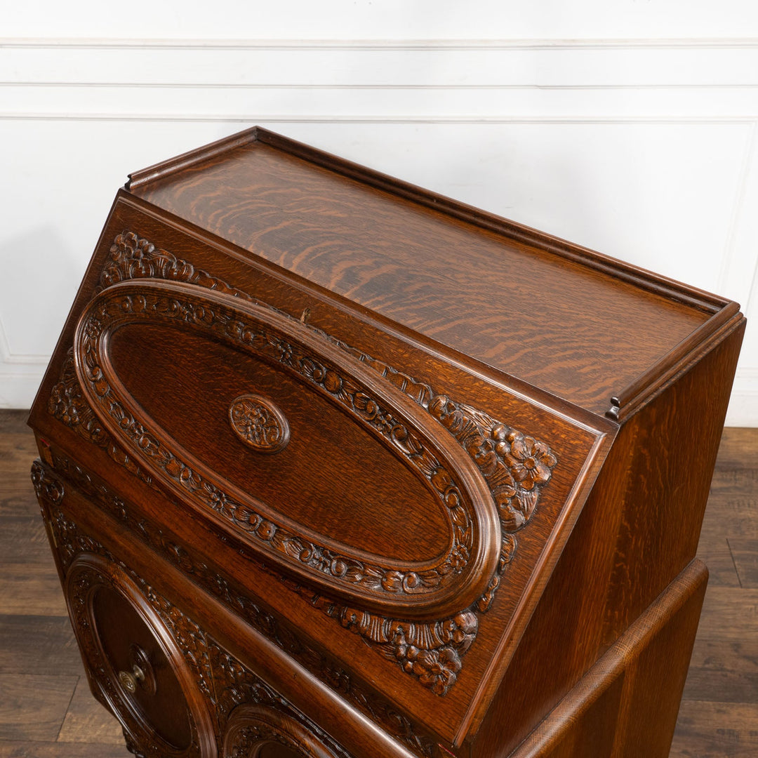 立体感のある花などの装飾が贅沢に施された オーク ライティングビューロー /23K