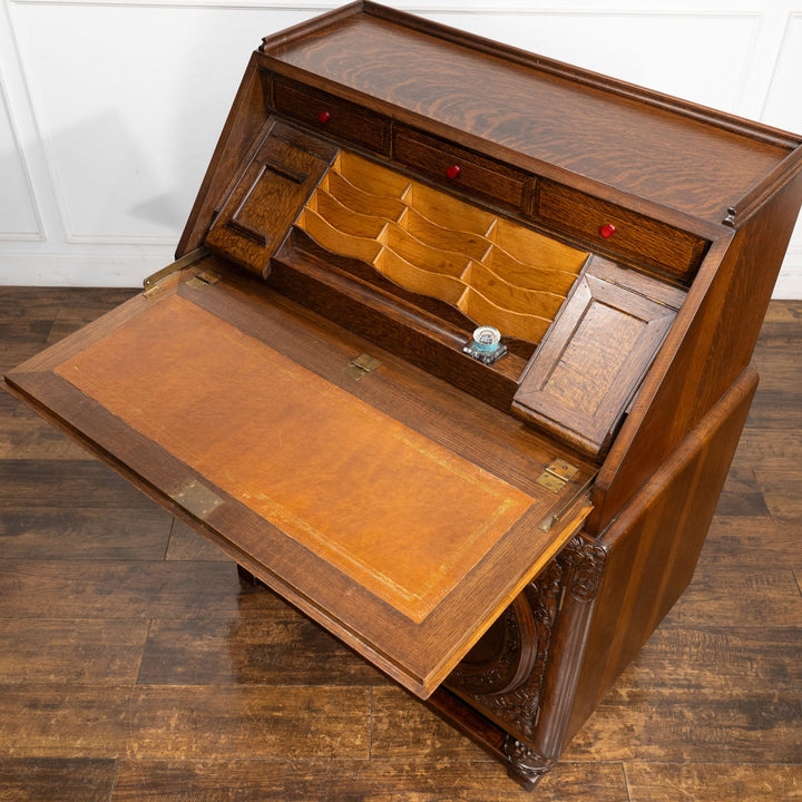 立体感のある花などの装飾が贅沢に施された オーク ライティングビューロー /23K